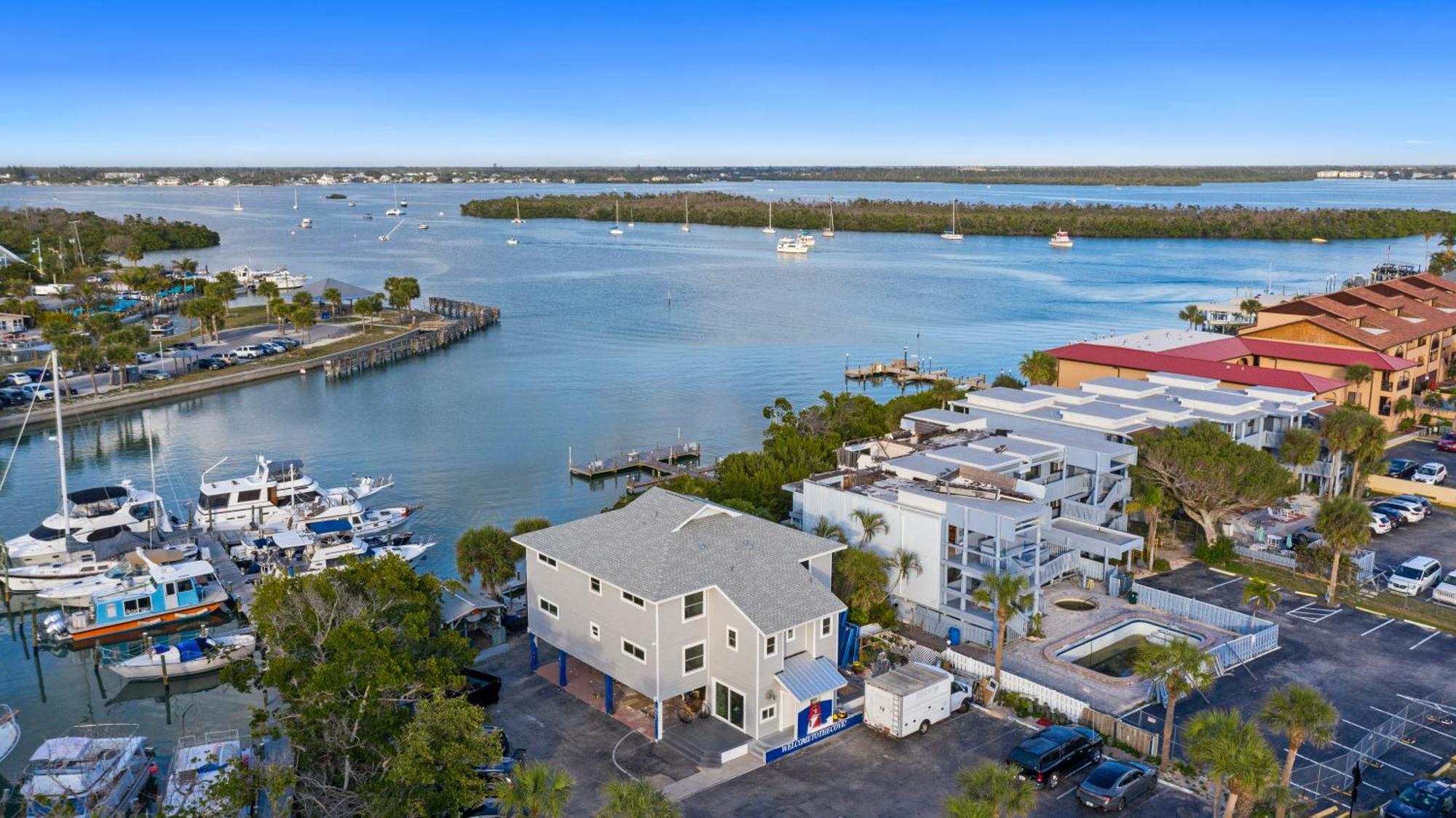 Апарт отель Chadwick Cove Marina Энглвуд Экстерьер фото